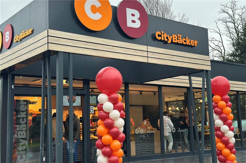 Neueröffnung Citybäcker-Filiale: Belgier genießt Kuchen beim Ladestopp Außenansicht der Citybäcker-Filiale an der Schaphusstraße in Mengede.