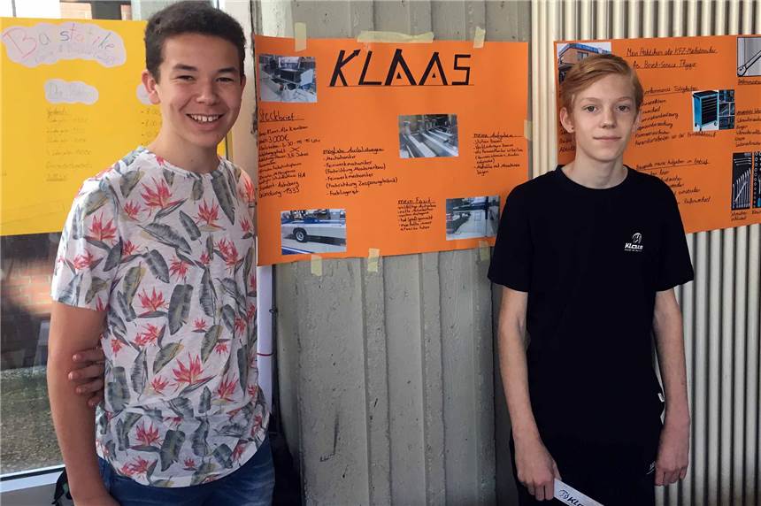 Frisch zurück aus dem Praktikum: Neuntklässler der Profilschule berichten von ihren Erfahrungen Bunte Plakate schmückten die Aula. Die Schüler der neunten Klassen stellten sie vor.