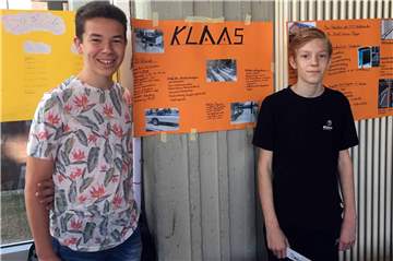 Bunte Plakate schmückten die Aula. Die Schüler der neunten Klassen stellten sie vor.