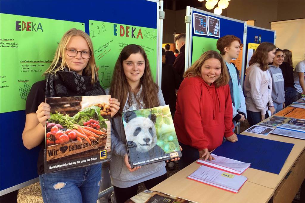Frisch zurück aus dem Praktikum: Neuntklässler der Profilschule berichten von ihren Erfahrungen Bunte Plakate schmückten die Aula. Die Schüler der neunten Klassen stellten sie vor.