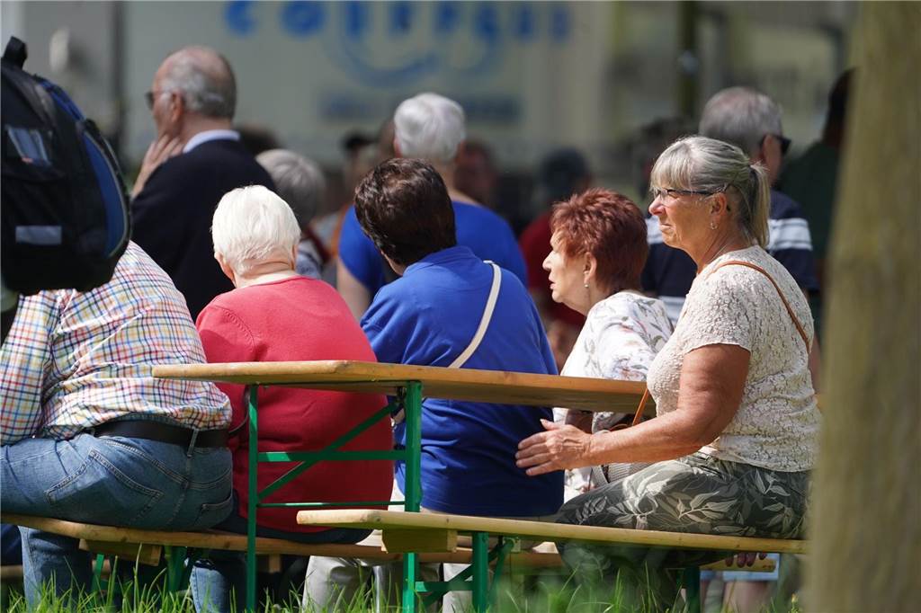 Buntes Treiben: Der Gewerbeverein und der Heimatverein richteten am 1. Mai das Mengeder Maibaumfest am Marktbrunnen aus.