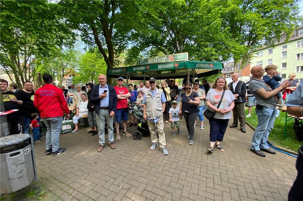 Buntes Treiben: Der Gewerbeverein und der Heimatverein richteten am 1. Mai das Mengeder Maibaumfest am Marktbrunnen aus.