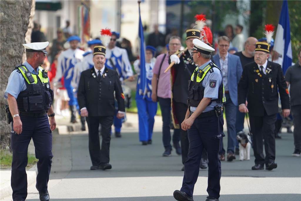 Buntes Treiben: Der Gewerbeverein und der Heimatverein richteten am 1. Mai das Mengeder Maibaumfest am Marktbrunnen aus.