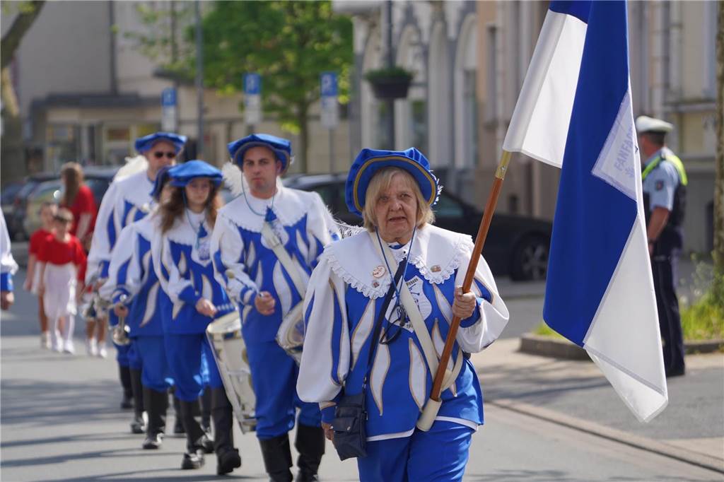 Buntes Treiben: Der Gewerbeverein und der Heimatverein richteten am 1. Mai das Mengeder Maibaumfest am Marktbrunnen aus.