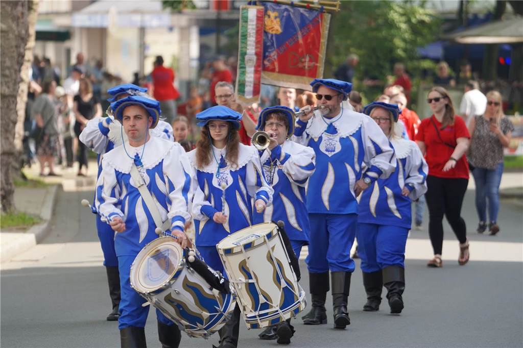 Buntes Treiben: Der Gewerbeverein und der Heimatverein richteten am 1. Mai das Mengeder Maibaumfest am Marktbrunnen aus.