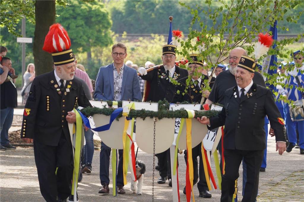 Buntes Treiben: Der Gewerbeverein und der Heimatverein richteten am 1. Mai das Mengeder Maibaumfest am Marktbrunnen aus.