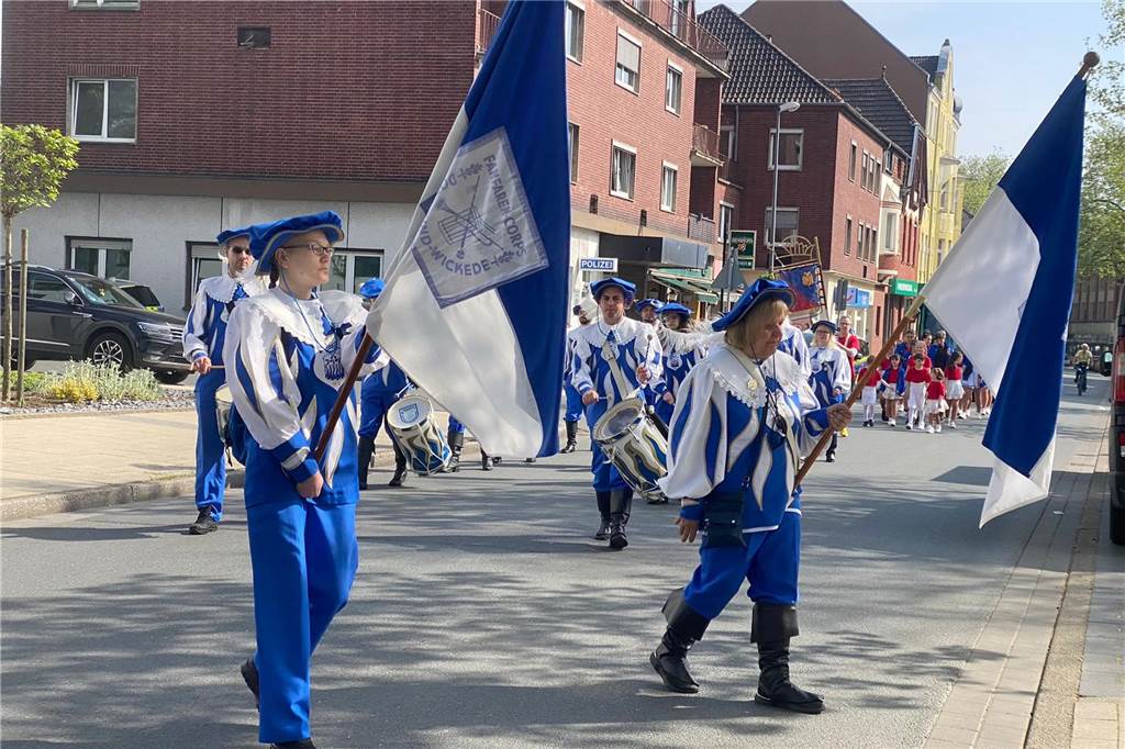 Buntes Treiben: Der Gewerbeverein und der Heimatverein richteten am 1. Mai das Mengeder Maibaumfest am Marktbrunnen aus.