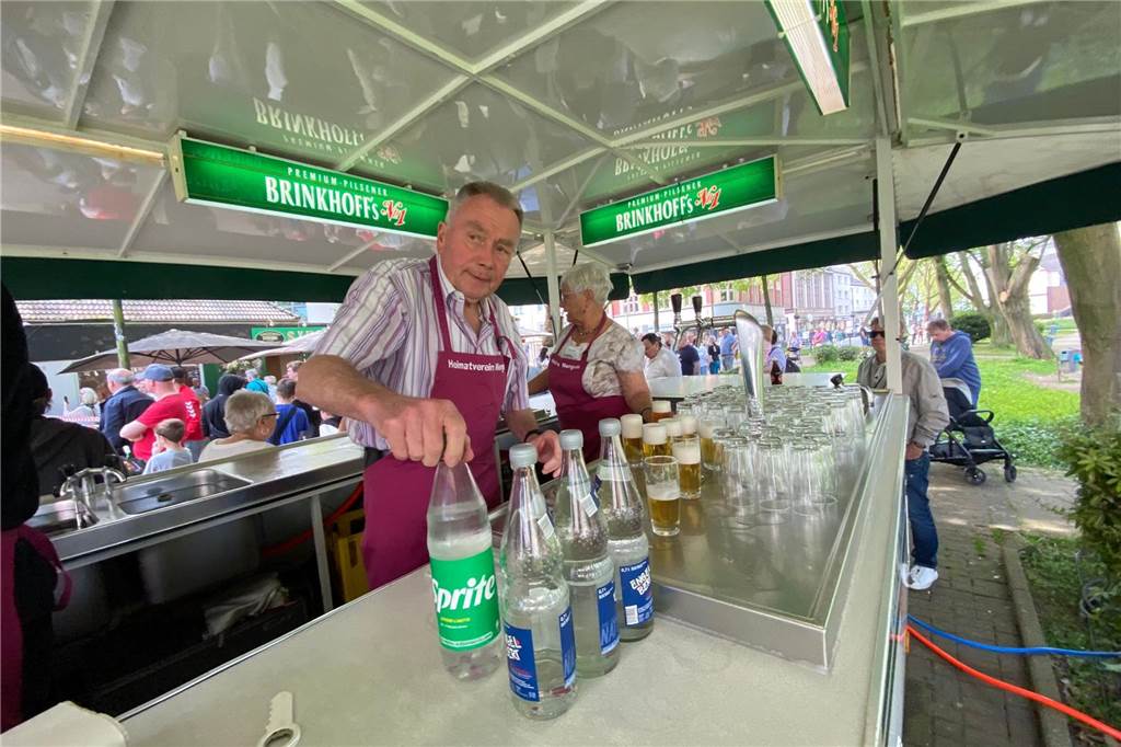 Buntes Treiben: Der Gewerbeverein und der Heimatverein richteten am 1. Mai das Mengeder Maibaumfest am Marktbrunnen aus.