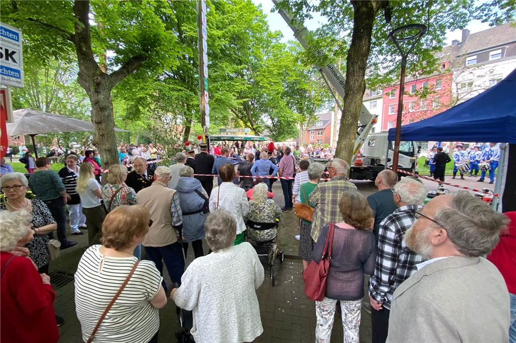 Buntes Treiben: Der Gewerbeverein und der Heimatverein richteten am 1. Mai das Mengeder Maibaumfest am Marktbrunnen aus.