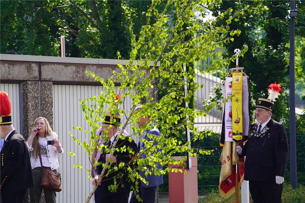 Buntes Treiben: Der Gewerbeverein und der Heimatverein richteten am 1. Mai das Mengeder Maibaumfest am Marktbrunnen aus.