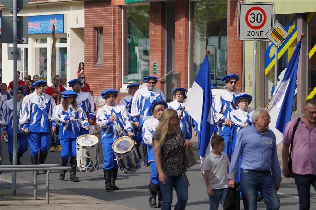 Buntes Treiben: Der Gewerbeverein und der Heimatverein richteten am 1. Mai das Mengeder Maibaumfest am Marktbrunnen aus.