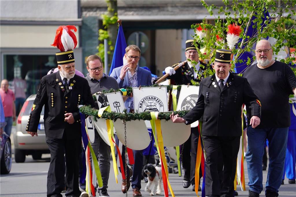 Buntes Treiben: Der Gewerbeverein und der Heimatverein richteten am 1. Mai das Mengeder Maibaumfest am Marktbrunnen aus.