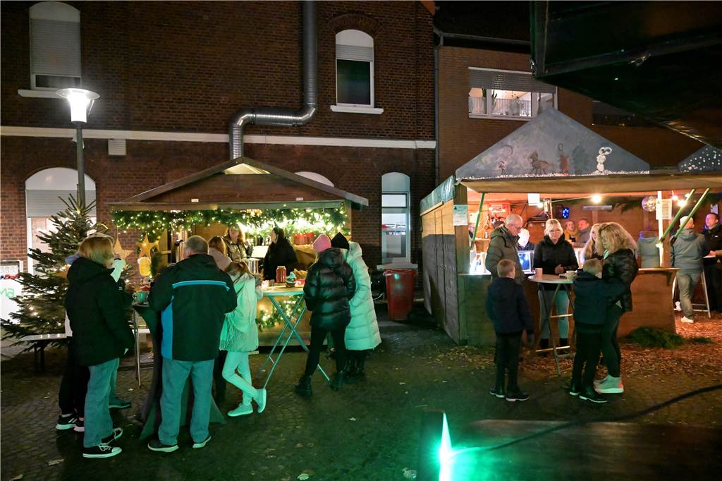 Buntes Treiben herrschte schon am ersten Abend des Adventsmarkts in Selm.