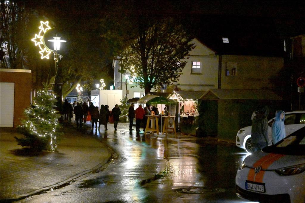 Buntes Treiben herrschte schon am ersten Abend des Adventsmarkts in Selm.