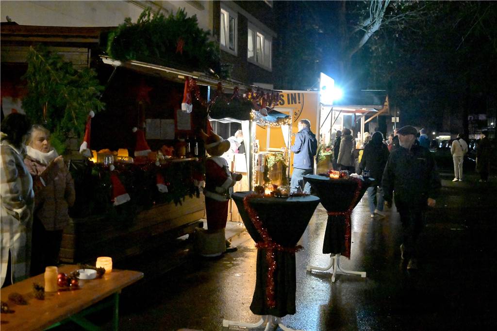 Buntes Treiben herrschte schon am ersten Abend des Adventsmarkts in Selm.