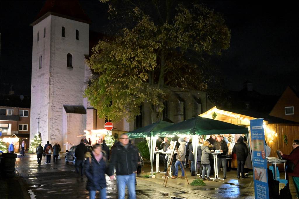 Buntes Treiben herrschte schon am ersten Abend des Adventsmarkts in Selm.