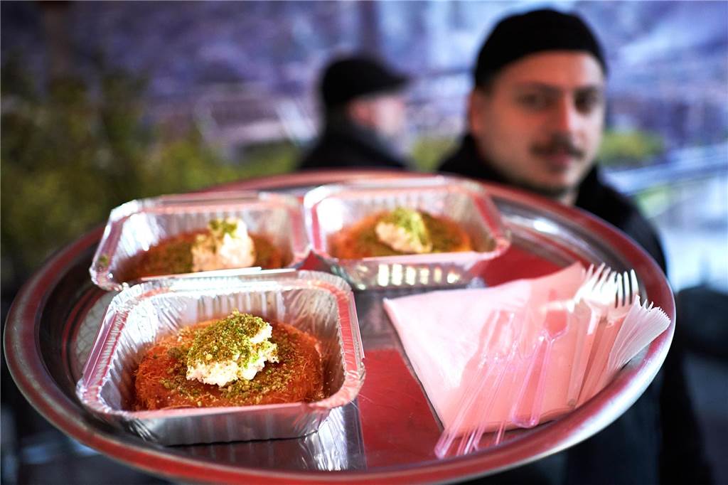 Außergewöhnliches Essen auf dem Festi Ramazan – sogar für Vegetarier? Burak Sönney serviert gleich mehrere Künefe mit Sahne und Pistazien.