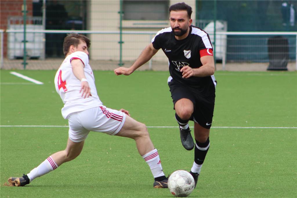 SG Gahmen verliert drittbesten Torschützen Burak Tikici von der SG Gahmen legt den Ball an einem Gegenspieler vorbei.