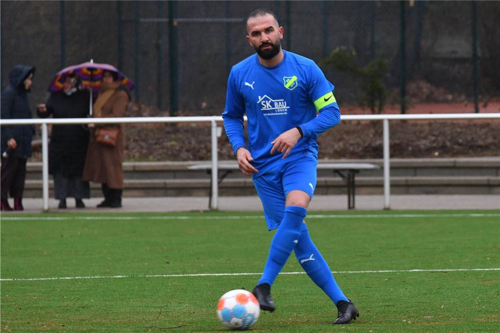 Vereinsikone verlässt SG Gahmen nach sechs Jahren: „Für mich war das ein Schlag ins Gesicht“ Burak Tikici dribbelt.