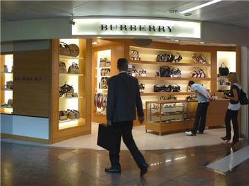 Burberry-Shop auf dem Flughafen Wien-Schwechat: Das Modeunternehmen überrascht die Analysten mit einem Rekordergebnis.