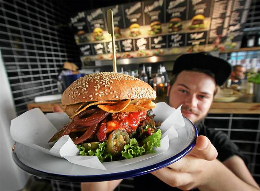 Drei Burger-Buden gehören zu den besten im Pott Burger aus frischen Zutaten gibt es seit 1. August auch bei »Pottburger« an der Kleinen Beurhausstraße 20.