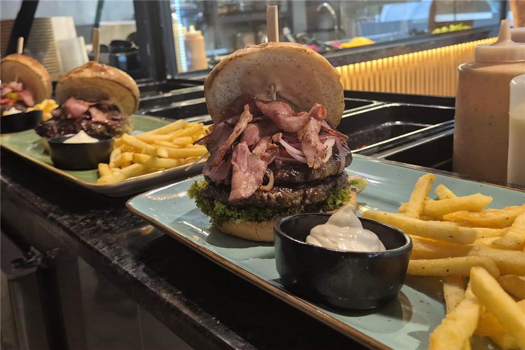 Burger auf der Anrichte