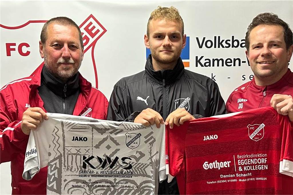 Ziel von Königsborns Hannes Gladysch bekannt: Abwehrmann wechselt in die Kreisliga A Burghard Bachmann (links) und Damian Glombik (rechts) freuen sich über die Rückkehr von Hannes Gladysch.