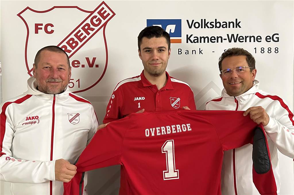 Kai Münstermann wechselt zum FC Overberge: „Uns spielte die Unruhe in Oberaden in die Karten.“ Burghard Bachmann (r.) und Damian Glombik (l.) präsentieren Neuzugang Kai Münstermann.