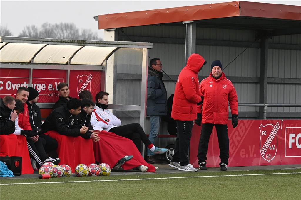 FC Overberge holt zum Abschluss ein Remis: Phil Richter trifft gegen Rhynern doppelt Burghard Bachmann (r.) am Spielfeldrand.