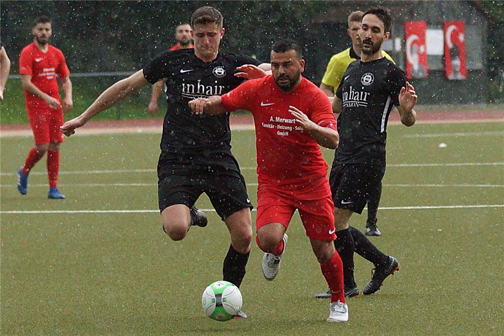 Rolle rückwärts: Kreisliga-Kicker verabschiedet sich nach drei Meisterschaftsspielen schon wieder Burim Losaj (l.) trägt in der neuen Saison wieder das Trikot des VfL Kamen und kehrt vom Bönener Rehbusch zurück ins Jahnstadion.