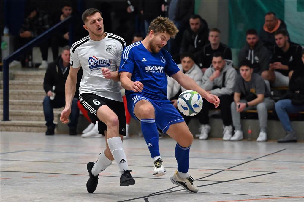 Nach Prügelei im Heerener Finale: Staffelleiter spricht drastische Strafen aus Burim Losaj (l.) und Heerens Thilo Ernst gerieten auch nach Spielschluss des Finales aneinander.