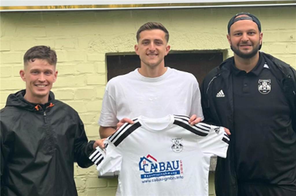 Nächster Spieler des VfL Kamen klopft an: SV Afferde holt routinierten Verteidiger Burim Losaj (M.) gab jetzt dem Afferder Trainerteam mit Lorenz Wagener (l.) und Angelo Lo Guidice die Zusage.