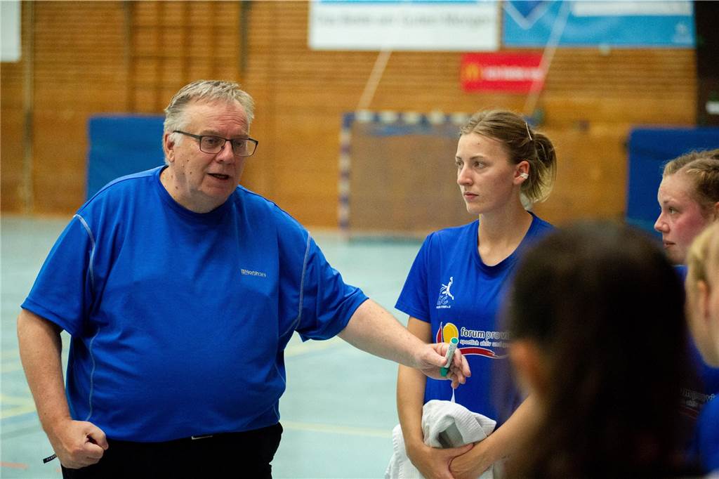 Neues Trainerteam für die Damen des HSC Haltern-Sythen: Vater-Sohn-Duo übernimmt Burkhard Bell trainiert von nun an gemeinsam mit seinem Sohn Niklas die Damen des HSC Haltern-Sythen.
