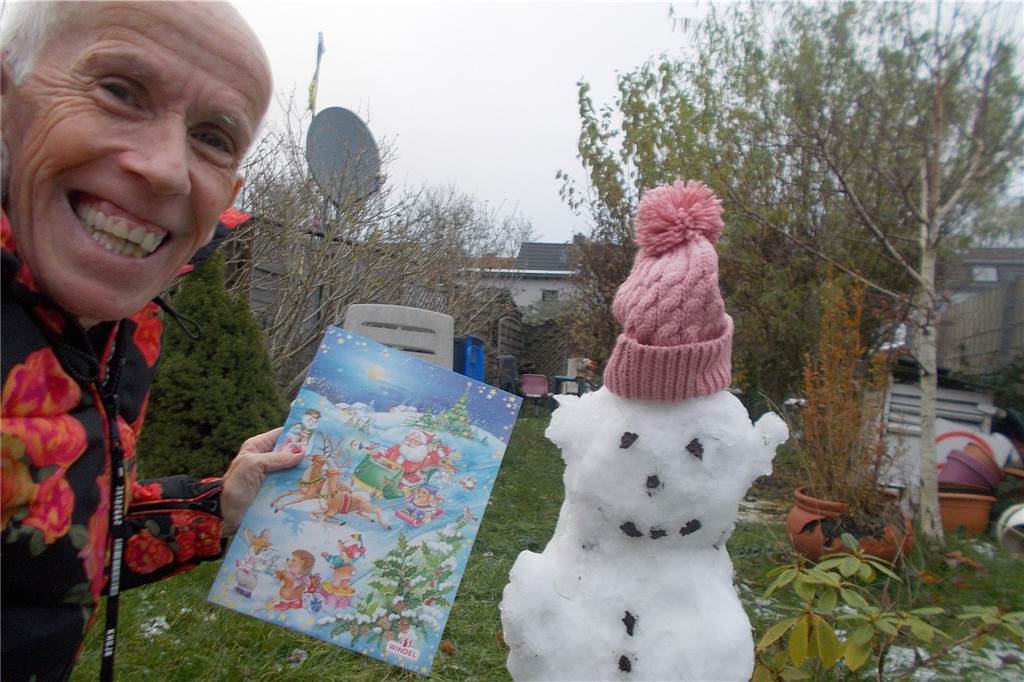 Weihnachten wird nass und stürmisch: Burkhard Dreischer gibt einen Ausblick Burkhard Dreischer mit einem Schneemann, den er seit November am Leben hält.
