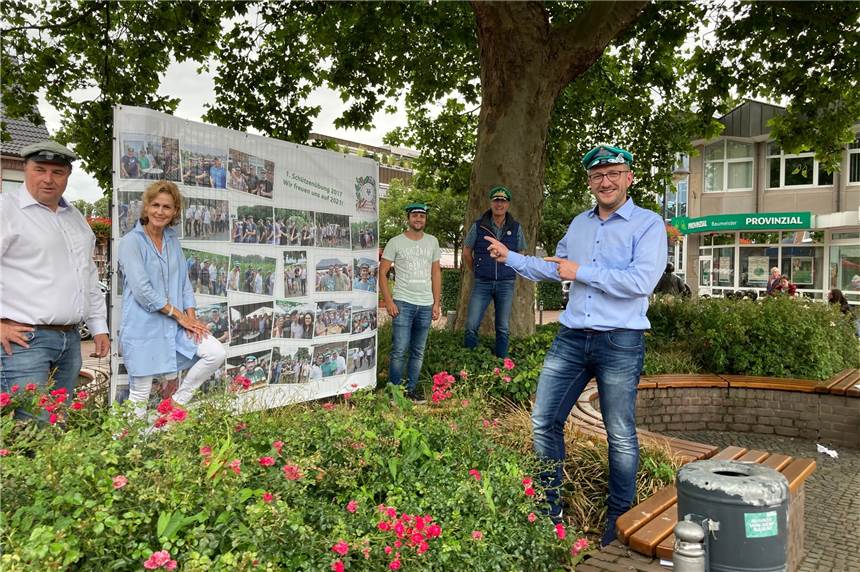 Schützen werben mit Plakaten für ihre „Geisterübungen“ Burkhard I. Kosse (Schützenkönig), Sara I. Schlegl (Schützenkönigin), Christoph Heinrichs (Vorstandsmitglied), Peter Schulte-Bockum (Oberst) und Hendrik Dierichs (Major, v.r.) haben am Donnerstag am Johann-Breuker-Platz das erste Plakat aufgehangen.