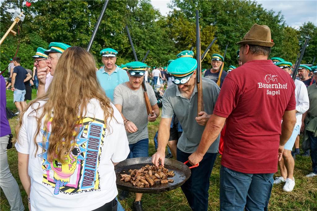 Burkhard Sagel stellte seine Kuhweide als Übungswiese zur Verfügung und versorgte die Schützen mit frisch Gegrilltem.