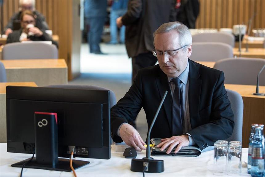 Amri-Ausschuss: Zeuge schildert Behördenchaos Burkhard Schnieder, Abteilungschef für Ausländerangelegenheiten im nordrhein-westfälischen Innenministerium sitzt am 29.03.2017 in Düsseldorf (Nordrhein-Westfalen) vor dem Untersuchungsausschuss des Landtages zum Fall Amri. Der Ausschuss prüft, wie der Tunesier den Terroranschlag in Berlin mit zwölf Toten verüben konnte, obwohl er von den Sicherheitsbehörden als islamistischer Gefährder eingestuft und beobachtet worden war. Foto: Federico Gambarini/dpa +++(c) dpa - Bildfunk+++