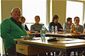 Burkhard Seeberg (links) berichtet den Schülern der Johann-Conrad-Schlaun-Schule als Zeitzeuge von seinen Erlebnissen in der DDR und im Gefängnis der Staatssicherheit.