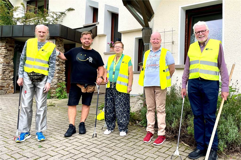 Streit um Straßenreinigung: Anlieger müssen nach über 30 Jahren zahlen Burkhard Treude (r.) sorgt gemeinsam mit den Bewohnern des "Haus am Lohbach" für eine saubere Umgebung.