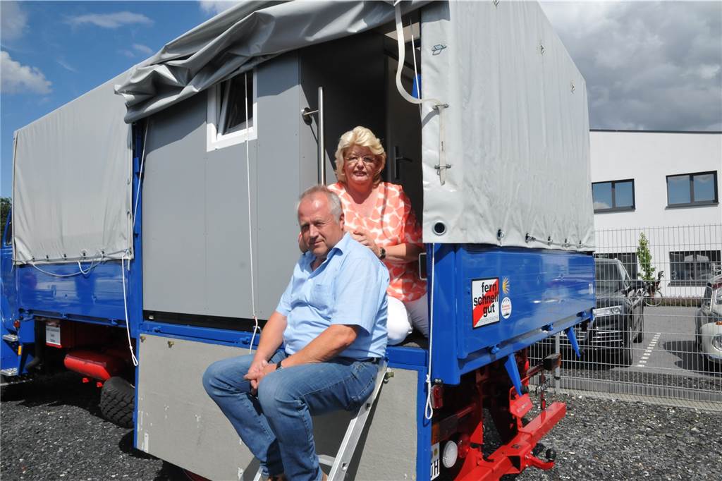 Viele Bilder aus Stadlohn: Umgebaute Lkw bieten was das Herz begehrt Burkhard und Brigitte Könning auf ihren MAN 13.168 HA.