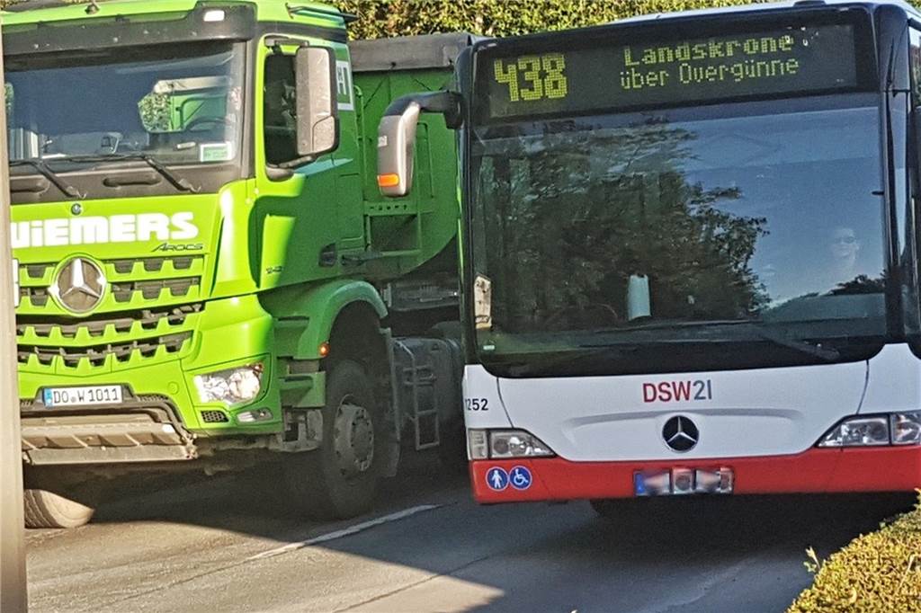 Busse und Lkw fahren auf dem Gehweg: „Gefährlich und unerträglich“ Bus und Lkw passen nicht aneinander vorbei. Hier überholt der Bus auf der Gegenspur und nutzt dafür den Gehweg mit.