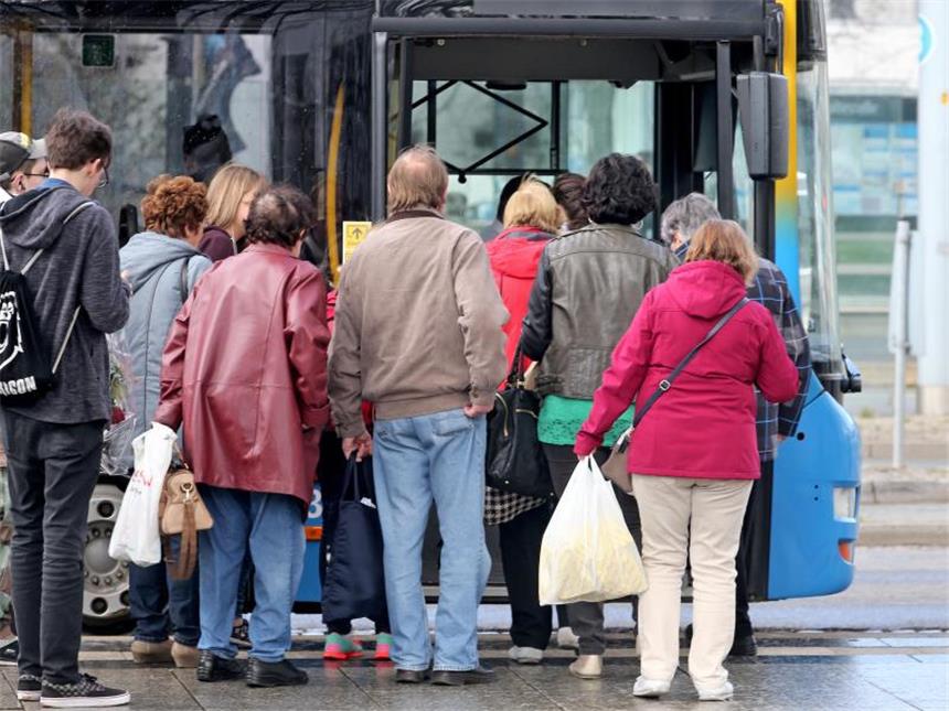 Einnahmenrekord im öffentlichen Personennahverkehr Bushaltestelle in Chemnitz: Mit 17,5 Milliarden Euro hat der öffentlichen Personennahverkehr im Jahr 2016 einen Einnahmenrekord eigefahren. Foto: Jan Woitas/Archiv
