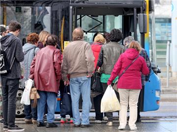 Bushaltestelle in Chemnitz: Mit 17,5 Milliarden Euro hat der öffentlichen Personennahverkehr im Jahr 2016 einen Einnahmenrekord eigefahren. Foto: Jan Woitas/Archiv