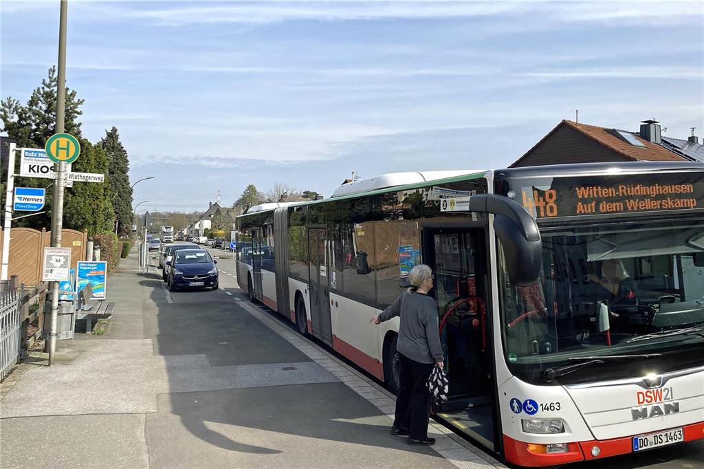 Bushaltestellen an der Menglinghauser Straße irritieren Fahrgäste Die Buslinie 448 hält an einer Haltestelle in Dortmund-Persebeck.