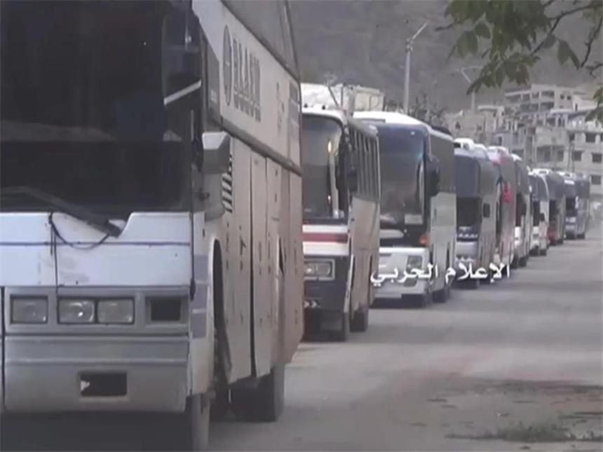 Tausende Syrer verlassen belagerte Orte Busse in Madaya. Nach einem Abkommen zwischen Regierungskräften und Rebellen verlassen Tausende Zivilisten und Kämpfer vier belagerte syrische Orte verlassen. Foto: Syrian Central Military Media