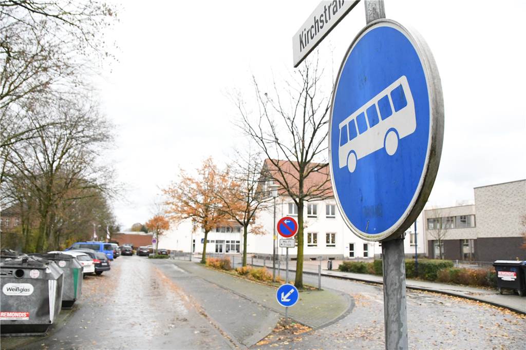 Elterntaxis in Olfen: Maßnahmen gegen gefährlichen Andrang vor der Grundschule Busse werden bald nicht mehr vom Vorplatz der Wieschhofschule abfahren beziehungsweise die Schule anfahren.