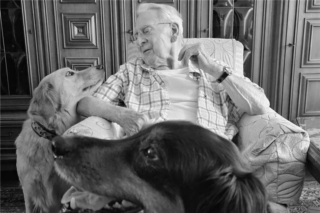 Hans Horn im Sessel mit Hunden