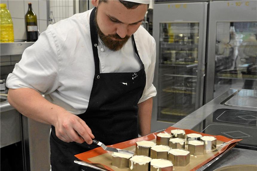 Junge Köche kochen um Stadtmeisterschaft Butter bei die, nun, Törtchen.