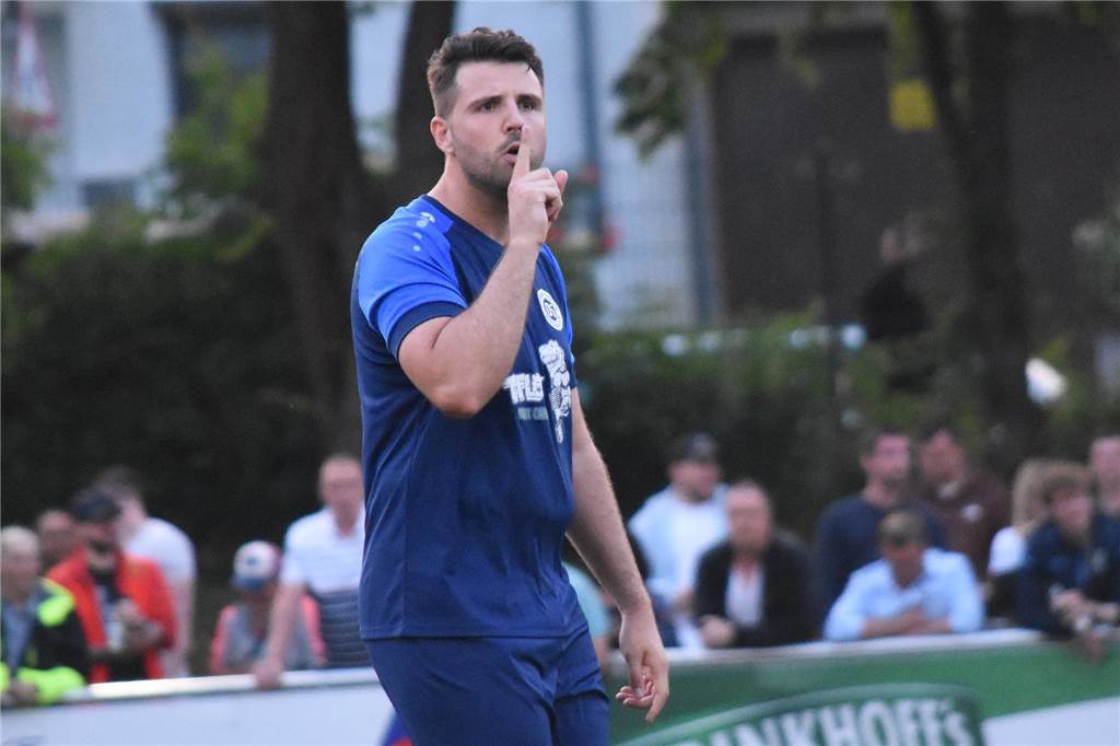 Lünens Top-5-Abwehrspieler der Rückrunde Andreas Ost legt den Finger auf die Lippen.