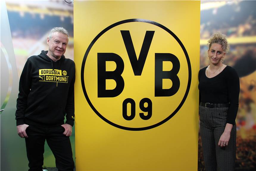 BVB-Abteilungsleiter Handball Andreas Heiermann hat am Dienstagmittag Mia Zschocke (r.) als Neuzugang für die kommende Spielzeit vorgestellt.